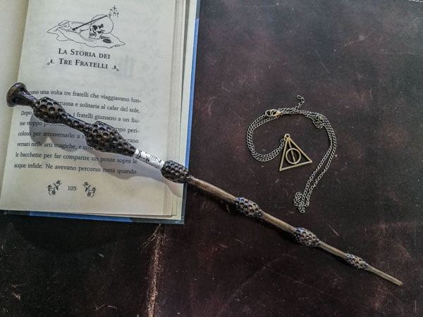 Libro delle bacchette di Harry Potter con bacchetta di Sambuco Zauberstäbe  9783833240669
